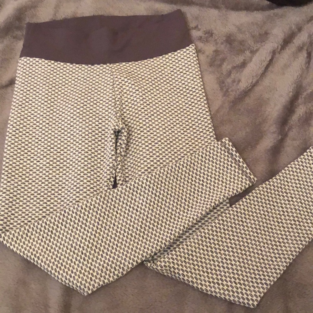 Famous scrunch butt leggings